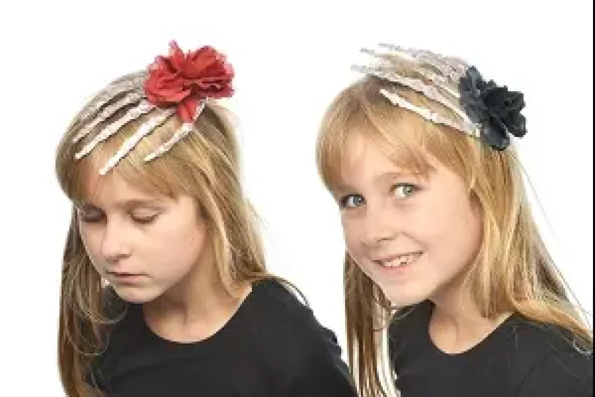 CLIP CHEVEUX MAIN SQUELETTE ET FLEUR ROUGE 17X9.5 CM