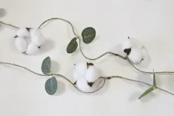 GUIRLANDE DE FLEURS DE COTON ET EUCALYPTUS 1.50M BLANC