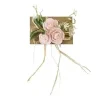 ROSETTES SUR RAPHIA ET FEUILLAGE SUR CARTE ROSE