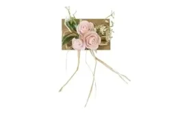 ROSETTES SUR RAPHIA ET FEUILLAGE SUR CARTE ROSE
